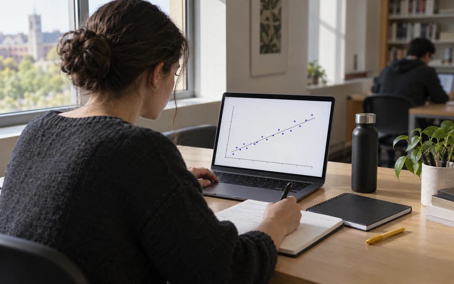 Estudiante usando Generador de diagramas de dispersión para analizar datos experimentales en un portátil